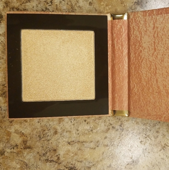 5 for $20. Essence pure nude highlighter - Picture 2 of 3